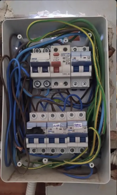 Tablero con el cableado sin ordenar antes de la intervención