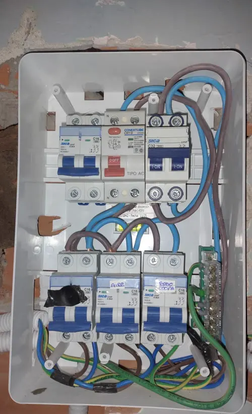El mismo tablero con el cableado ordenado y los circuitos rotulados