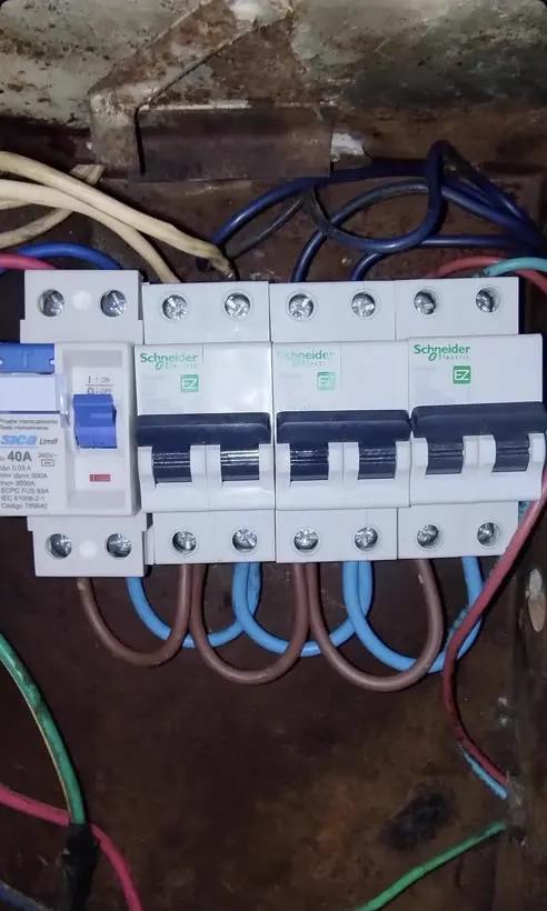 El mismo gabinete con diferencial y térmicas nuevas y el cableado peinado