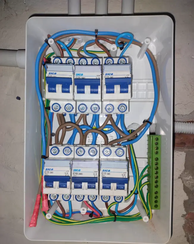 Tablero terminado con seis térmicas, bornera de tierra y cableado ordenado