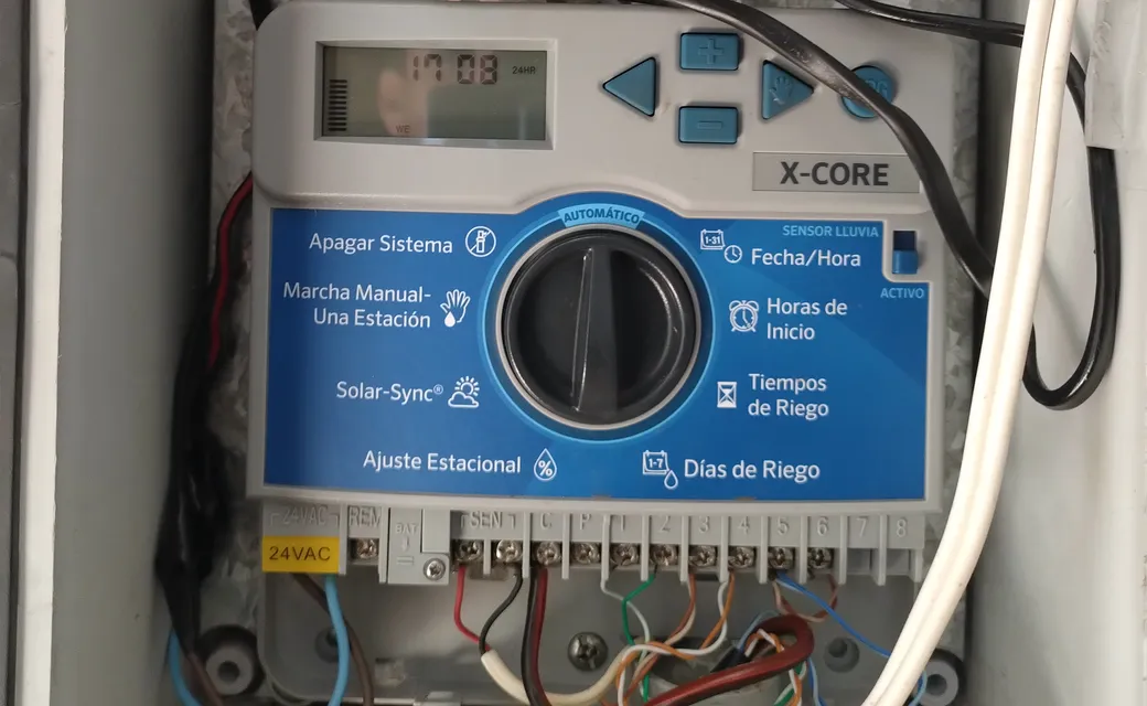 Programador de riego Hunter X-Core con las ocho estaciones cableadas en su bornera
